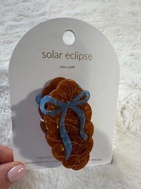 Anthropologie hand-painted bow challah hair claw clip